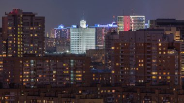 Akşam (Beyaz Saray üstten görünüm) timelapse Moskova'da Rusya Federasyonu hükümeti binasında. Çatı hava manzara. Konut Windows ışıklı