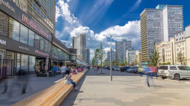 Yeni Arbat Caddesi timelapse hyperlapse popüler turistik mağaza ve kafe ile Moskova'da sokak üzerinde güneşli yaz günde yürümek. Kitap olarak ünlü simge evleri.