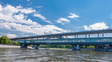 Geçmişte Moskova Kremlin ve diğer ünlü yerler timelapse hyperlapse, Rusya Moskova Nehri üzerinde tekne yüzen