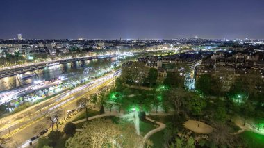 River Seine Eyfel Kulesi gece timelapse gemiden ile görünümünü. Paris, Fransa, Avrupa. 4k