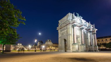 Işıklı Arc de Triomphe du atlıkarınca ay gece timelapse, Paris, Fransa, 4k,