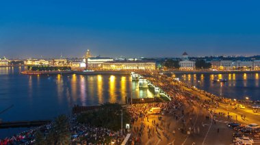 Vasilyevsky Adası ve Birzhevoy Köprüsü tükürmek rostral sütun timelapse çatı, Saint Petersburg, Rusya dan ile gece Üstten Görünüm.
