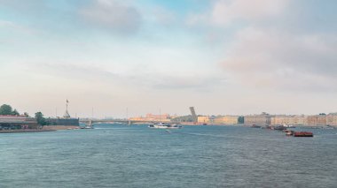 Öğleden sonra timelapse sırasında Neva Nehri üzerinde St. Petersburg'daki Trinity Köprüsü'nün görünümü.