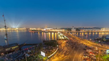 Vasilyevsky Adası ve Birzhevoy Köprüsü tükürmek rostral sütun timelapse çatı, Saint Petersburg, Rusya dan ile gece Üstten Görünüm.