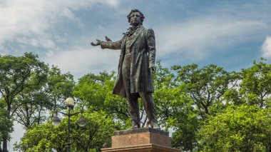Alexander Pushkin timelapse hyperlapse olan Iskusstv (Sanat Meydanı) önünde St-Petersburg, Rusya'nın Rus Müzesi (Mikhailovsky Sarayı) üzerinde anıt
