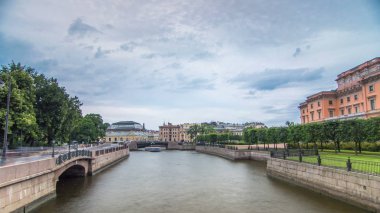 Manzara nehir Moika ve Mikhailovsky Kalesi timelapse hyperlapse Köprüsü'nden set of. Kara bulutlar gökyüzü üzerinde. Saint Petersburg. Rusya.