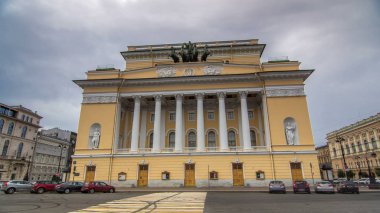 St Petersburg Alexandrinsky Tiyatrosu timelapse hyperlapse binasının arka cephe. Bulutlu gökyüzü