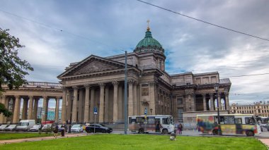 Kazan Katedrali veya Kazanskiy Kafedralniy Sobor timelapse hyperlapse Saint Petersburg'daki bulutlu gökyüzü ile