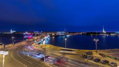 Malaya Neva nehir. Birzhevoy (Exchange) Köprüsü ve gece timelapse trafik. Üstten görünüm formu çatı. St-Petersburg, Rusya Federasyonu