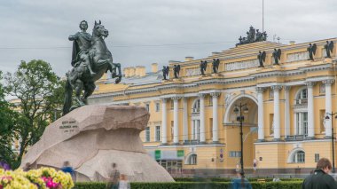 Rus İmparatoru Anıtı bronz Süvari timelapse, Saint Petersburg, Rusya Federasyonu bilinen harika, Peter. Turistler etrafta dolaşıp fotoğraflar yapmak