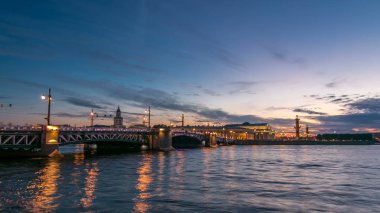 Kare Birzhevaya gece geçiş timelapse, su ayna, yansımalar, Birzhevoy, Dvorcovy, Sarayı gün batımı gün sonra köprü, Borsa Binası, Rastralnye sütun trafik. Rusya, Saint-Petersburg
