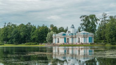 Grotto Pavilion timelapse Catherine Park Tsarskoye Selo (Puşkin), St Petersburg, Rusya Federasyonu. Göl ve bulutlu gökyüzü yansıması