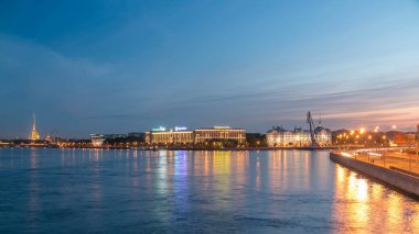 Nakhimov Denizcilik Okulu ve Peter ve Paul Fortress, Aurora gün olmadan Liteyniy Köprüsü'nden görünümüne gece timelapse. St. Petersburg. Neva su yansıması