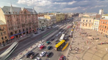 Trafik ve Mosksvskiy ile Ligovsky Prospekt üzerinde çatı görünümünden Tren İstasyonu timelapse. Rusya. Saint-Petersburg.