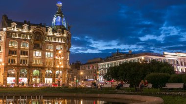 Saint Petersburg gece timelapse su çeşme ile girişinde şarkıcı evine. Şarkıcı House yanında oturan insanlar yer alan Nevsky Prospekt ve Griboyedov Canal