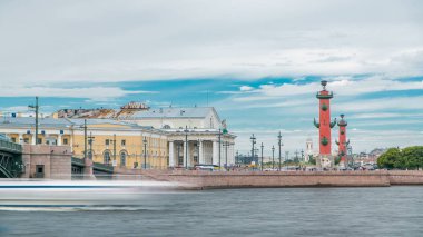 Strelka - tükürmek Vasilyevsky Island of Saint Petersburg, Rusya'nın eski Menkul Kıymetler Borsası ve Rostral sütunları timelapse ile üzerinde bulutlu gökyüzü