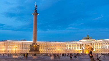 Saray Meydanı gece ışıklar görünümünü Alexander Column timelapse St. Petersburg, Rusya. Rusya'nın St. Petersburg görünümünü. St. Petersburg gece sahne. Saint Petersburg tarihi merkezi Saray kare görünümü ile.