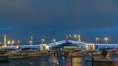 Klasik sembolü, St. Petersburg beyaz geceler - açılış spire Peter ve Paul Fortress arasında - yayılan Palace Bridge timelapse romantik bir bakış