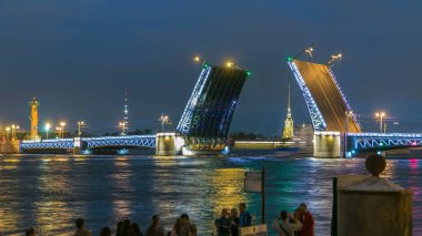 Klasik sembolü, St. Petersburg beyaz geceler - spire Peter ve Paul Fortress arasında - yayılan açık Palace Bridge timelapse romantik bir bakış