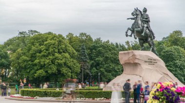 Rus İmparatoru Anıtı bronz Süvari timelapse, Saint Petersburg, Rusya Federasyonu bilinen harika, Peter. Turistler etrafta dolaşıp fotoğraflar yapmak