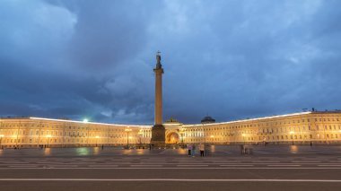 Saray Meydanı gece ışıklar görünümünü Alexander Column gece gün geçiş timelapse hyperlapse, St. Petersburg, Rusya için. Rusya'nın St. Petersburg görünümünü. St. Petersburg gece sahne. Saint Petersburg tarihi merkezi Saray kare görünümü ile.