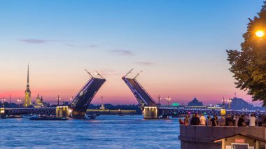 Klasik sembolü, St. Petersburg beyaz geceler - kapanış - Peter ve Paul Fortress spire yayılan Palace Bridge timelapse romantik bir bakış