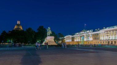 Senato Meydanı gece timelapse üzerinde büyük anıt (bronz süvari) peter. Turistler yaz Beyaz Geceleri dolaşan. St Petersburg, Rusya Federasyonu
