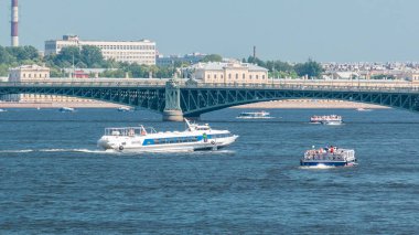 Neva Nehri timelapse izleme, St. Petersburg, Rusya Federasyonu ile üzerinde meteor sürat teknesi.