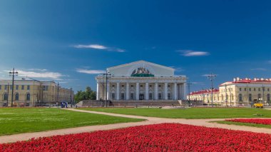 Vasilievsky Adası. Eski Menkul Kıymetler Borsası ve Deniz Müzesi timelapse hyperlapse görünümü. Kırmızı flowerbed ve yeşil çim. St.Petersburg. Rusya.