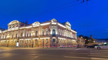 Beloselsky-Belozersky Palace Anichkov Köprüsü'nden at heykeli gece timelapse hyperlapse, Nevskiy Caddesi üzerinde trafik ile aydınlatılmış. St. Petersburg, Rusya Federasyonu