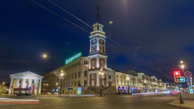 Nevsky Caddesi timelapse hyperlapse şehir Duma kulesinde gece görünümüne. 1799-1804 yılında Yangın Kulesi olarak inşa 1839-1854 yılında dünya en uzun satırı optik telgraf parçasıydı. St. Petersburg, Rusya Federasyonu