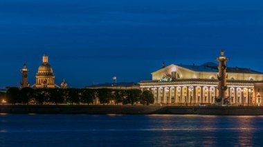 Eski Borsa timelapse, rastralnye sütun, St. Isaac's Katedrali manzarası. Mytninskaya dolgu görüntüleyin. St. Petersburg (Rusya)