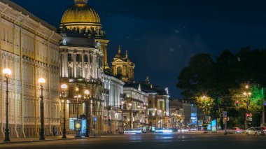 Saint Isaac's Katedrali'nin Saray kare gece timelapse trafik Sankt Petersburg, Rusya. 1858 yılında tamamlanan şehirdeki en büyük Katedrali.