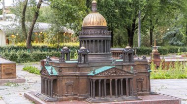 Alexander parkta Mini şehir. St. Isaac's Cathedral timelapse hyperlapse, St. Petersburg düzeni. Zemin üzerine yeşil ağaçlar