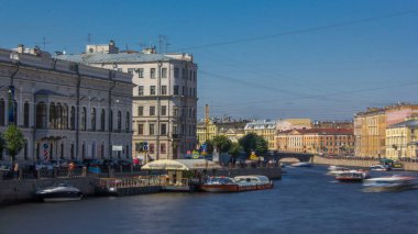 Setin Fontanka Nehri timelapse hyperlapse Saint-Petersburg, Rusya Federasyonu Anichkov köprüsünden görüntüleyin. Mavi gökyüzü