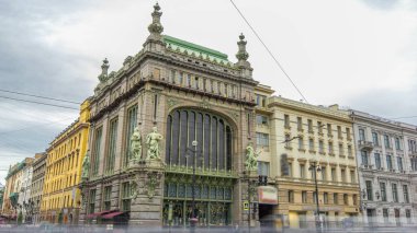Nevsky prospect yakınındaki Eliseevsky trafik timelapse hyperlapse - komedi tiyatro N. P. Akimova saklayın. Bulutlu gökyüzü. St. Petersburg, Rusya Federasyonu