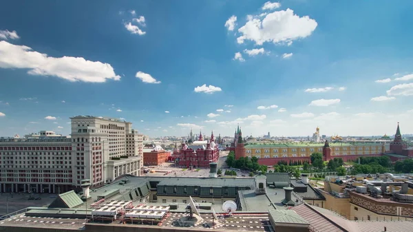 Manezh Square, Hotel Moscow, tarihi Müzesi ve Kremlin timelapse bulutlu yaz günü, Panorama, Moskova, Rusya üstten. 4k