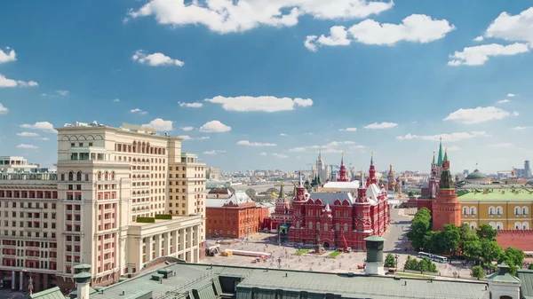 Manezh Square, Hotel Moscow, tarihi Müzesi ve Kremlin timelapse bulutlu yaz günü, Panorama, Moskova, Rusya üstten. 4k