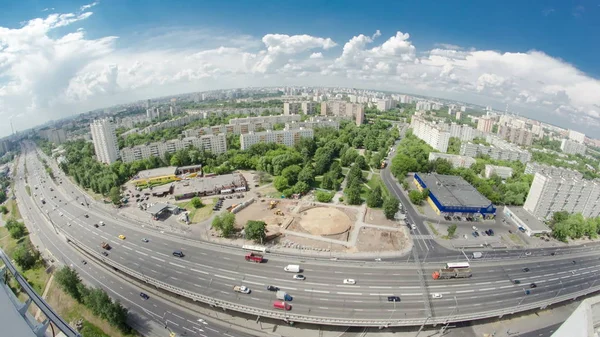 Yükseltilmiş yol timelapse Üstgeçit Moskova, Rusya balıkgözü 4k Yaroslavl anayolun üzerinde trafik Üstten Görünüm