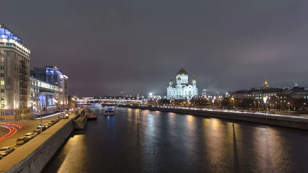 Majestátní Ortodoxní Katedrála Krista Spasitele Osvětlené Soumraku Břehu Řeky Moskvy — Stock fotografie