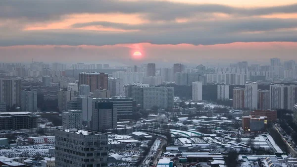 Moscovo Pôr Sol Com Nuvens Sobre Edifícios Cobertos Neve Dia — Fotografia de Stock