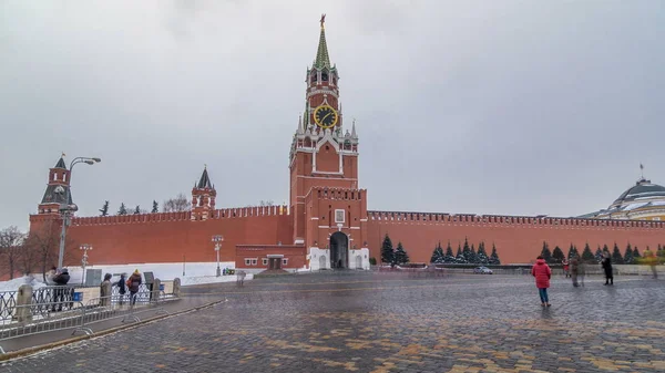 救い主 までの道のりで タワー タイムラプス Hyperlapse とモスクワ クレムリン 冬の日にロシアのクレムリンの壁の眺め 赤の広場からの眺め — ストック写真