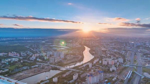 モスクワ市タイムラプス夕暮れ時の空中の平面図です モスクワのビジネス センターの展望台から形成します モスクワ川 夏の日の道路上のトラフィック — ストック写真