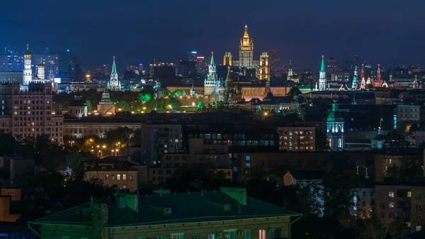 モスクワ タイムラプス クレムリンの塔 状態一般的なストア スターリン超高層ビル 住宅建材 夜のパノラマ空撮 屋上から照らされた街 — ストック写真