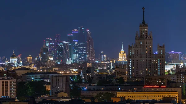 Stalin skyskrapers gece timelapse, Moskova Uluslararası İş Merkezi kuleleri ve Moskova panoramik üstten görünüm. Gece aydınlatma ile çatı görünümü