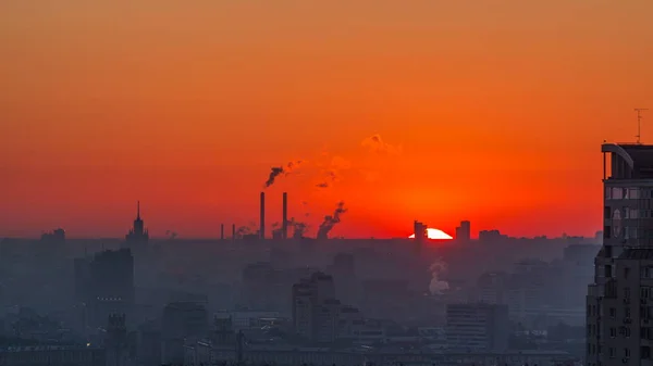 レニンスク アベニュー スターリン高層ビル 禁煙パイプ モスクワ ロシアで日の出タイムラプスで都市のパノラマの住宅 朝の霧 クローズ アップ 屋上から空撮 — ストック写真