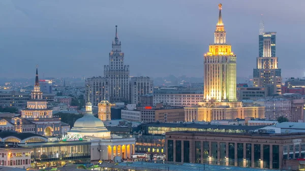 Üstten Görünüm için gece geçiş timelapse Rusya'nın Moskova Komsomolskaya Meydanı'nda üç tren istasyonları günün akşam. Çatı hava manzara. Trenler pistlerde. Stalin gökdelenler arka plan üzerinde