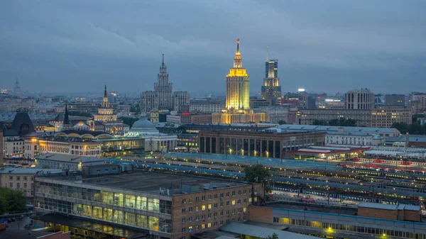 三火车站白天到晚上的顶部视图在莫斯科的共青团广场时差的过渡 从天台鸟瞰 火车在轨道上 斯大林摩天大楼背景 — 图库照片