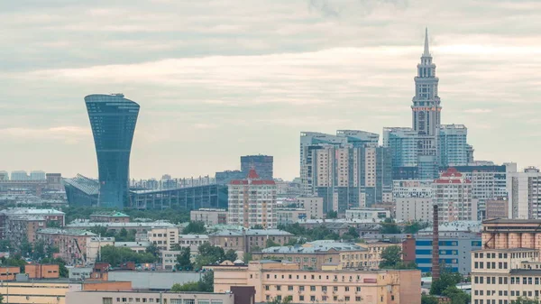 Moskwa Gród Wieżowiec Iglicą Budynki Mieszkalne Timelapse Widok Dachu Pobliżu — Zdjęcie stockowe