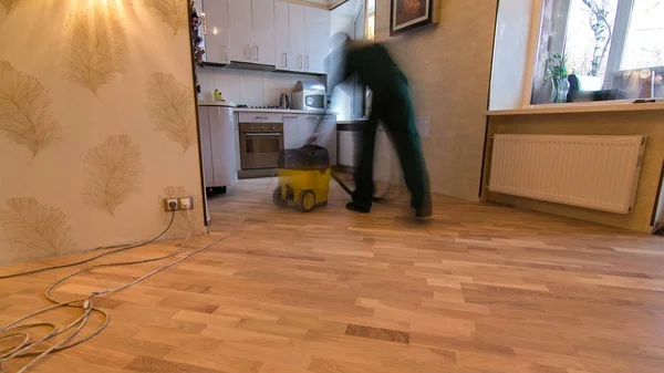 Carpenter Workers Green Uniform Cleaning Room Vacuum Cleaner Installing Wood — Stock Photo, Image